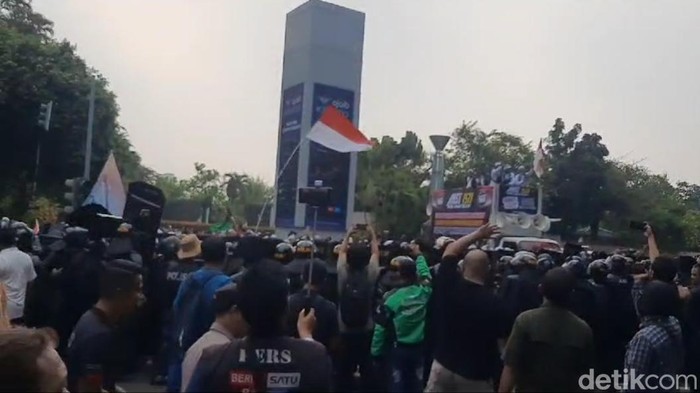 Massa demo tolak Coldplay ricuh. (Annisa/detikcom)