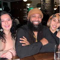 Mazayah didampingi oleh dua istri lainnya Rose dan Dezaray. “Kami memutuskan untuk membawa wanita lain ke dalam hidup kami ketika kami berpisah. Karena Stephanie biseksual jadi kami menyetujuinya,” ungkap Mazayah, seperti dikutip dari Daily Star. Foto: dok. Instagram/@lucky4poly