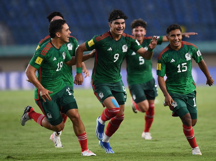 Pesepak bola Timnas Meksiko José Urias (kedua kanan)
berebut bola di udara dengan pesepak bola Timnas Venezuela Alejandro Cichero saat pertandingan babak penyisihan Grup F Piala Dunia U-17 2023 di Stadion Si Jalak Harupat, Bandung, Jawa Barat, Rabu (15/11/2023). ANTARA FOTO/M Agung Rajasa/nym.