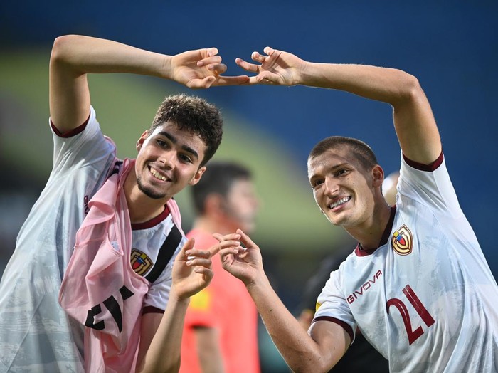 Pesepak bola Timnas Meksiko José Urias (kedua kanan)
berebut bola di udara dengan pesepak bola Timnas Venezuela Alejandro Cichero saat pertandingan babak penyisihan Grup F Piala Dunia U-17 2023 di Stadion Si Jalak Harupat, Bandung, Jawa Barat, Rabu (15/11/2023). ANTARA FOTO/M Agung Rajasa/nym.