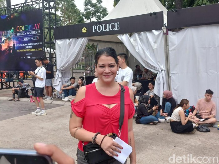 Melanie Subono ditemui di GBK jelang menyaksikan konser Coldplay pada Rabu (15/11/2023).