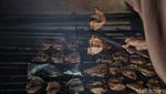 Melihat Produksi Ikan Asap yang Menggoda Lidah