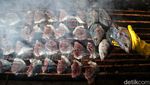 Melihat Produksi Ikan Asap yang Menggoda Lidah