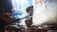 Evi mengaku bisa mengolah hingga 60 tusuk ikan asap yang didapat dari 13-15 ekor ikan dengan berat di 2-3 kilogram.  