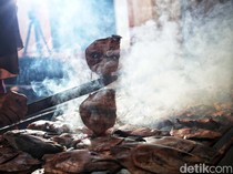 Melihat Produksi Ikan Asap yang Menggoda Lidah