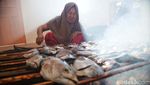 Melihat Produksi Ikan Asap yang Menggoda Lidah