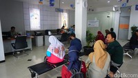 Sejumlah nasabah menunggu dipanggil nomor antreannya di ruang tunggu yang sudah disediakan.  