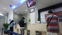 Biasanya nasabah datang untuk membuka rekening, menabung hingga mengajukan pinjaman.