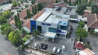 Foto udara menampilkan gedung kantor Bank Rakyat Indonesia (BRI) cabang Purbalingga di Jalan Jenderal Sudirman No. 214A, Bancar, Kec. Purbalingga, Kabupaten Purbalingga, Jawa Tengah.  