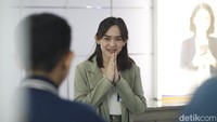Costumer service akan dengan ramah dan senang hati membantu keperluan perbankan nasabah.  