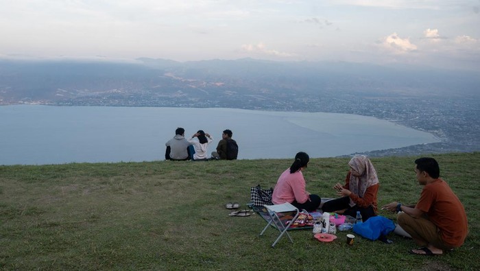 Menikmati Keindahan Palu dari Perbukitan Salena Sejumlah pengunjung menikmati pemandangan dari ketinggian di kawasan wisata alam Perbukitan Salena, Palu, Sulawesi Tengah, Selasa (14/11/2023). Bukit yang berada di ketinggian 1000 mdpl dan juga menjadi area terbang paralayang tersebut banyak dikunjungi warga setempat pada setiap sore karena menyajikan panorama alam dengan hawa yang sejuk. ANTARA FOTO/Basri Marzuki/YU
