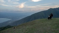 Bukit ini juga menjadi area terbang paralayang. 
