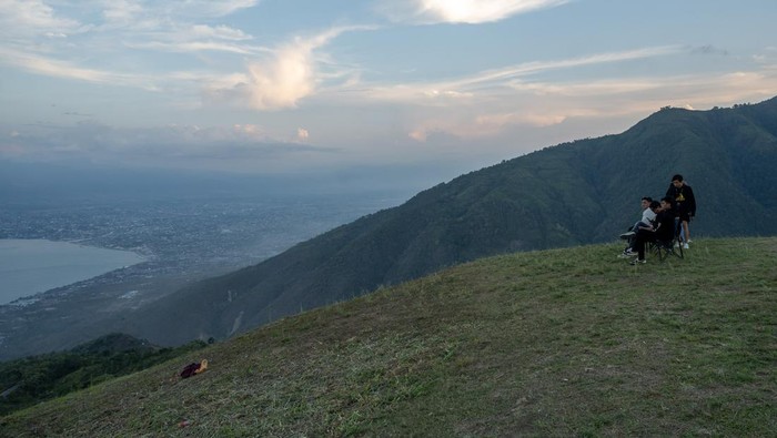 Menikmati Keindahan Palu dari Perbukitan Salena Sejumlah pengunjung menikmati pemandangan dari ketinggian di kawasan wisata alam Perbukitan Salena, Palu, Sulawesi Tengah, Selasa (14/11/2023). Bukit yang berada di ketinggian 1000 mdpl dan juga menjadi area terbang paralayang tersebut banyak dikunjungi warga setempat pada setiap sore karena menyajikan panorama alam dengan hawa yang sejuk. ANTARA FOTO/Basri Marzuki/YU