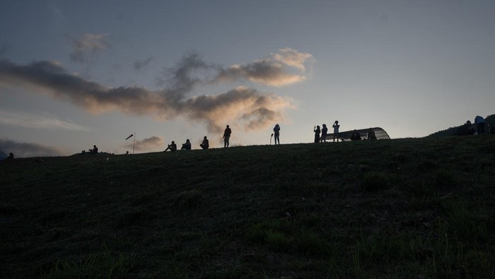 Sejumlah pengunjung menikmati pemandangan dari ketinggian di kawasan wisata alam Perbukitan Salena, Palu, Sulawesi Tengah, Selasa (14/11/2023). Bukit yang berada di ketinggian 1000 mdpl dan juga menjadi area terbang paralayang tersebut banyak dikunjungi warga setempat pada setiap sore karena menyajikan panorama alam dengan hawa yang sejuk. ANTARA FOTO/Basri Marzuki/YU