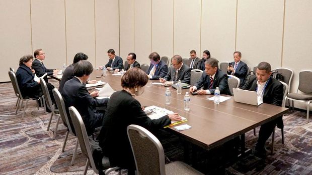 Menko Bidang Perekonomian Airlangga Hartarto melakukan pertemuan bilateral dengan Menteri Ekonomi, Perdagangan dan Industri Jepang Nishimura Yasutoshi. (Dok. kemenko Perekonomian)