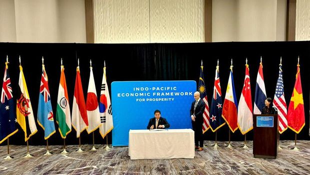 Menteri Koordinator Bidang Perekonomian Airlangga Hartarto bersama menteri ekonomi dari 13 negara mitra IPEF menandatangani Perjanjian Rantai Pasok pada Indo-Pacific Economic Framework Ministerial Meeting (IPEF-MM) Ketiga di San Francisco, Selasa (14/11). (Dok. Kemenko Perekonomian)