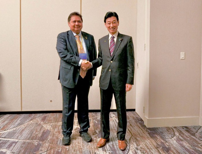 Menteri Koordinator Bidang Perekonomian Airlangga Hartarto melakukan pertemuan bilateral dengan Menteri Ekonomi, Perdagangan dan Industri Jepang Nishimura Yasutoshi