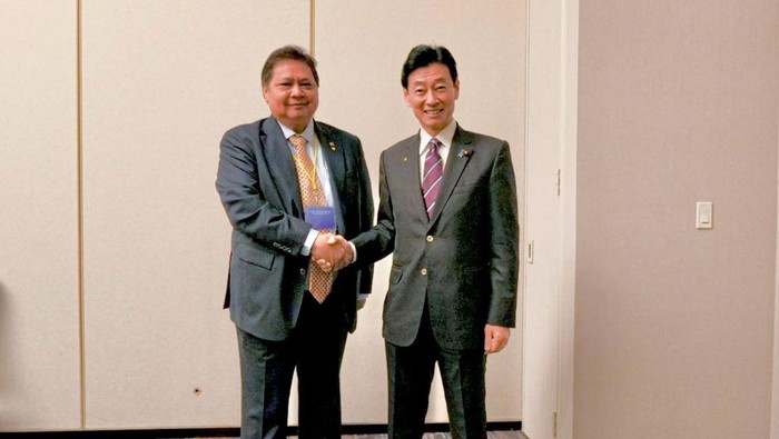 Menteri Koordinator Bidang Perekonomian Airlangga Hartarto melakukan pertemuan bilateral dengan Menteri Ekonomi, Perdagangan dan Industri Jepang Nishimura Yasutoshi