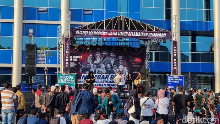 Mimbar bebas mahasiswa di Unitomo Surabaya
