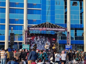 Mahasiswa di Surabaya Gelar Mimbar Bebas Tolak Politik Dinasti