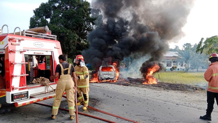 Sebuah minibus terbakar hebat usai mengisi bahan bakar minyak (BBM) di SPBU di Kabupaten Luwu Timur, Sulawesi Selatan (Sulsel).