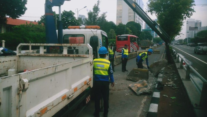 Mobil Tabrak Separator Busway di Slipi arah Tomang, Lalin Jelang TKP Tersendat
