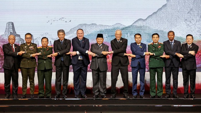 Menhan Prabowo Subianto membuka dan memimpin The 17th ASEAN Defence Minister's Meeting and The 10th ASEAN Defence Minister's Meeting Plus di JCC, Senayan, Jakarta, Rabu (15/11/2023).