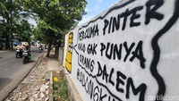 Mural kritik sosial itu terlihat di beberapa lokasi di kawasan Jakarta Selatan.
