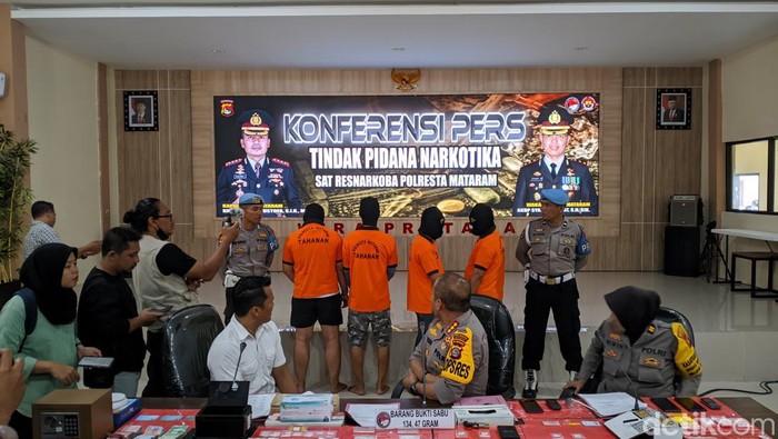 Empat pelaku narkoba ditangkap aparat Polresta Mataram.