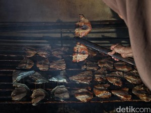 Nikmatnya Ikan Asap Khas Desa Tritiro Jadi Oleh-oleh ke Amerika-Singapura