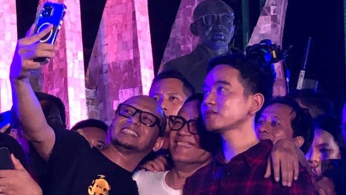 Noel (tengah) foto bersama Gibran Rakabuming Raka (kanan).