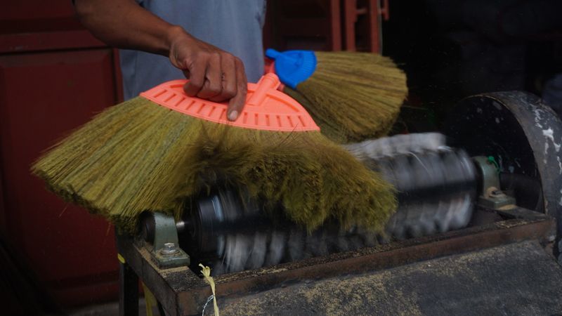Olah Rumput Rayung Jadi Sapu, Perajin Ini Kantongi Omzet Rp 500 Juta/Bulan