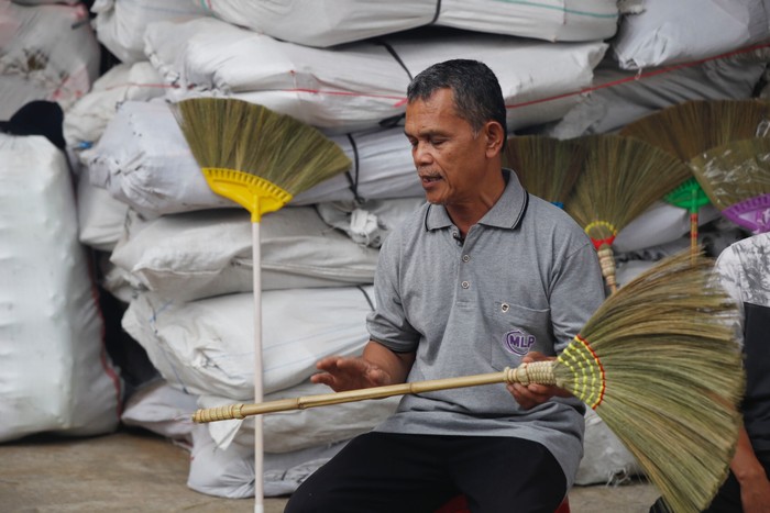 Olah Rumput Rayung Jadi Sapu, Perajin Ini Kantongi Omzet Rp 500 Juta/Bulan