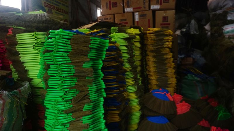 Olah Rumput Rayung Jadi Sapu, Perajin Ini Kantongi Omzet Rp 500 Juta/Bulan