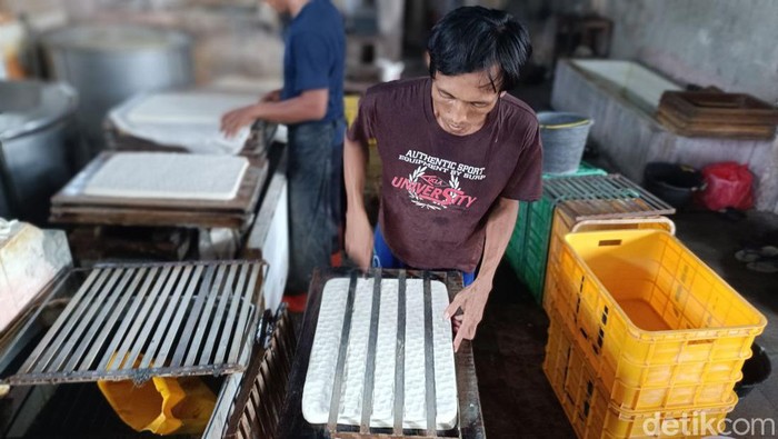 Pabrik tahu di Pacitan.