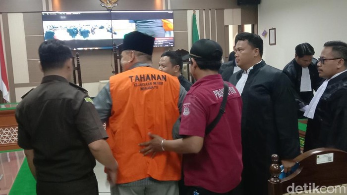 Panji Gumilang mengenakan baju tahanan usai menjalani sidang