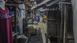 Pasar Kaget Ini Ada di Atas Rel Kereta Peninggalan Kolonial Belanda