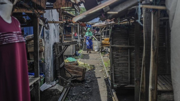 Pasar Kaget Ini Ada di Atas Rel Kereta Peninggalan Kolonial Belanda