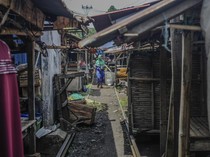 Pasar Kaget Ini Ada di Atas Rel Kereta Peninggalan Kolonial Belanda