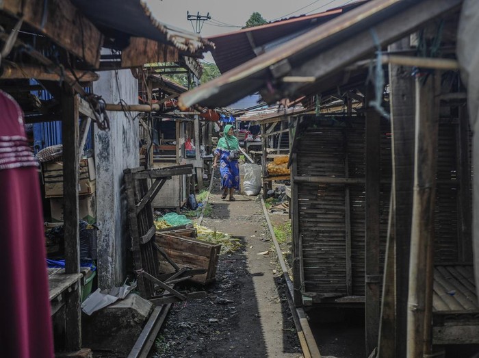 Warga berkeliling di pasar kaget rel kereta di Saketi, Pandeglang, Banten, Rabu (15/11/2023). Pasar yang hanya buka pada hari Rabu dan Minggu tersebut berada di atas jalur kereta api non aktif Rangkasbitung-Labuan dan stasiun Saketi yang merupakan bangunan peninggalan masa kolonial Belanda. ANTARA FOTO/Muhammad Bagus Khoirunas/foc.