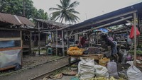 Pasar yang hanya buka pada hari Rabu dan Minggu tersebut berada di atas jalur kereta api non aktif Rangkasbitung-Labuan dan stasiun Saketi yang merupakan bangunan peninggalan masa kolonial Belanda.   