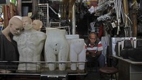 Pasar barang bekas atau pasar loak yang sudah ada sejak sekitar tahun 1960-an tersebut menjual barang bekas mulai dari barang elektronik, telepon genggam, kamera, sepatu, pakaian, suku cadang kendaraan hingga berbagai kebutuhan rumah tangga.