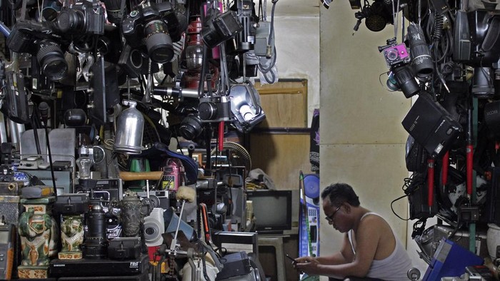 Pasar loak poncol Pedagang menunggu pembeli di Pasar Loak Poncol, Jakarta, Rabu (15/11/2023). Pasar barang bekas atau pasar loak yang sudah ada sejak sekitar tahun 1960-an tersebut menjual barang bekas mulai dari barang elektronik, telepon genggam, kamera, sepatu, pakaian, suku cadang kendaraan hingga berbagai kebutuhan rumah tangga. ANTARA FOTO/Arif Prada/wpa.