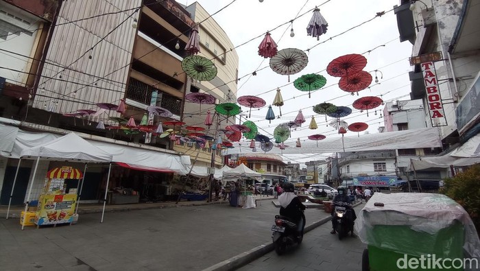 Payung geulis di kawasan pedestrian Cihideung Kota Tasikmalaya tampak tak geulis lagi.