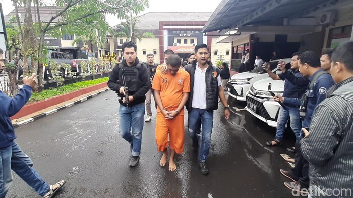 Pelaku perampokan di Tasikmalaya saat digelandang polisi ke bui, Rabu (15/11/2023).