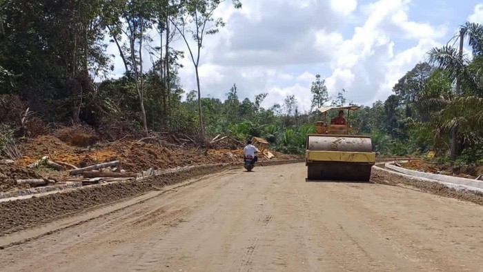 Pembangunan jalan provinsi di Bangka Barat.