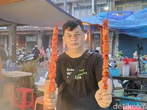 Viral! Sate Godzilla di Pasar Badung, Berukuran Jumbo-Panjang 55 Cm