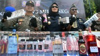 Kepala Kantor Wilayah Direktorat Jenderal Bea dan Cukai Jawa Barat Finari Manan (tengah) bersama Kepala Kantor Bea dan Cukai Bogor Amin Tri Sobari (kanan) dan Kepala Satpol PP Kota Bogor Agustian Syach (kiri) menunjukkan rokok dan minuman beralkohol saat pemusnahan barang milik negara dari hasil penindakan di Kantor Pengawasan dan Pelayanan Bea dan Cukai (KPPBC) Tipe Madya Pabean (TMP) A Bogor, Kota Bogor, Jawa Barat, Rabu (15/11/2023).