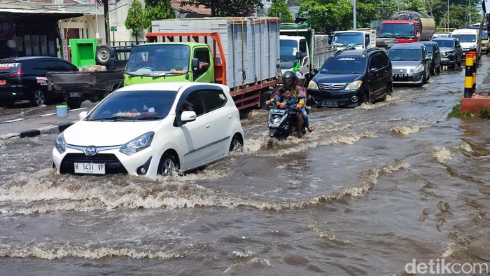 Penampakan banjir di Jalan Muktiharjo Raya Semarang, Rabu (15/11/2023).