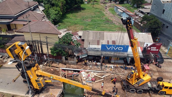 Penampakan Crane Roboh di Cibinong Sejumlah pengendara melintas di samping alat berat (crane) yang roboh di Jalan Raya Mayor Oking, Cibinong, Kabupaten Bogor, Jawa Barat, Rabu (15/11/2023). Alat berat tersebut roboh saat mengerjakan proyek perbaikan Jalan Raya Mayor Oking sehingga mengakibatkan sebagian lajur jalan tertutup, dan membuat kemacetan saat proses evakuasi. ANTARA FOTO/Yulius Satria Wijaya/nym.